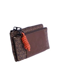 Cartera marrón con un diseño estampado y una superficie texturizada, un logo prominente y un acento de cuerda naranja unido al cierre.