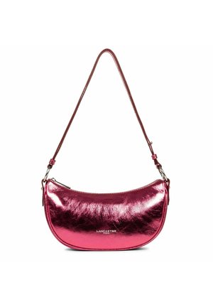 Sac à main en cuir métallique rose avec une forme incurvée et une fine bandoulière. Doté de quincaillerie argentée et d'une fermeture éclair. Nom de la marque affiché.