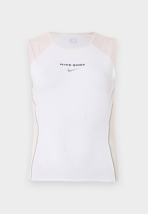 Wit mouwloos sporttopje met beige accenten op de schouders, de tekst "NIKE SHOX" en een zwart Nike-swooshlogo op de borst.