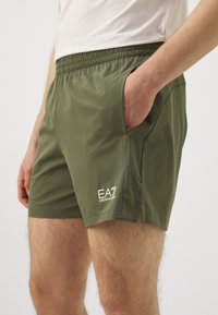 EA7 Emporio Armani Pantalón corto de deporte - beetle