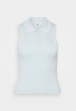 Hele helesinine helesinine polo t-särk ribakujulise tekstuuriga, millel on sirge krae ja ees kolm nööpi. Lihtne disain.