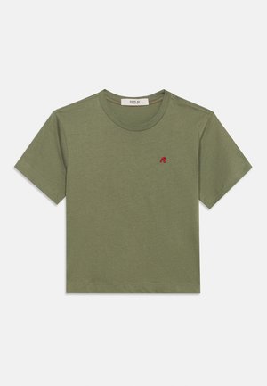Olivengroen katoenen T-shirt met korte mouwen, ronde hals en klein rood geborduurd "R" logo op de linkerborst.