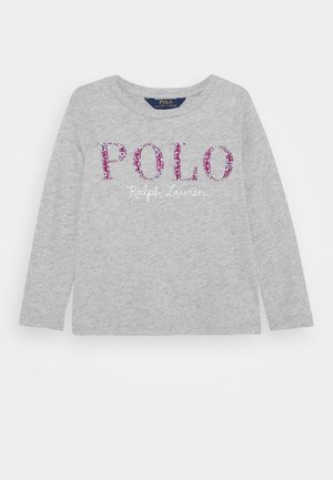 Camiseta de manga larga gris claro con "POLO" en grandes letras rosas texturizadas y "Ralph Lauren" en una escritura blanca más pequeña debajo en el frente.