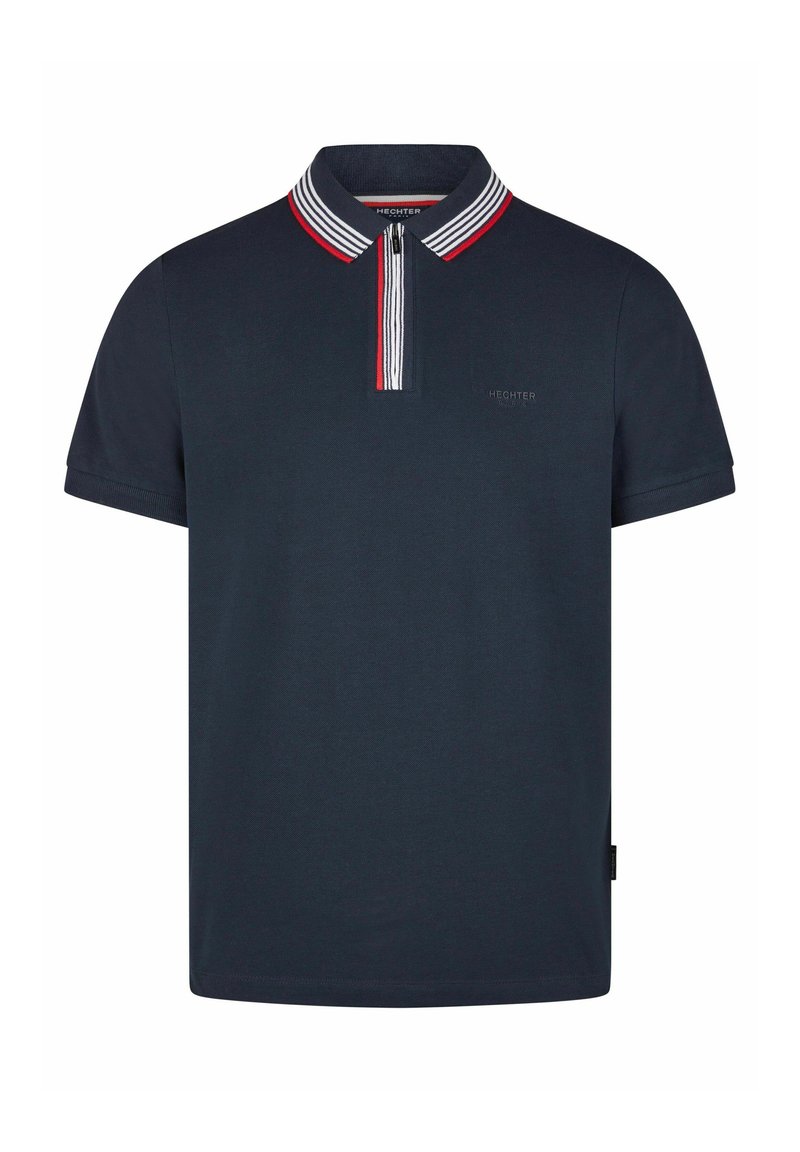 Polo shirt marine en coton, doté d'un col rayé rouge, blanc et bleu, avec une patte de boutonnage à deux boutons et un détail de logo subtil.