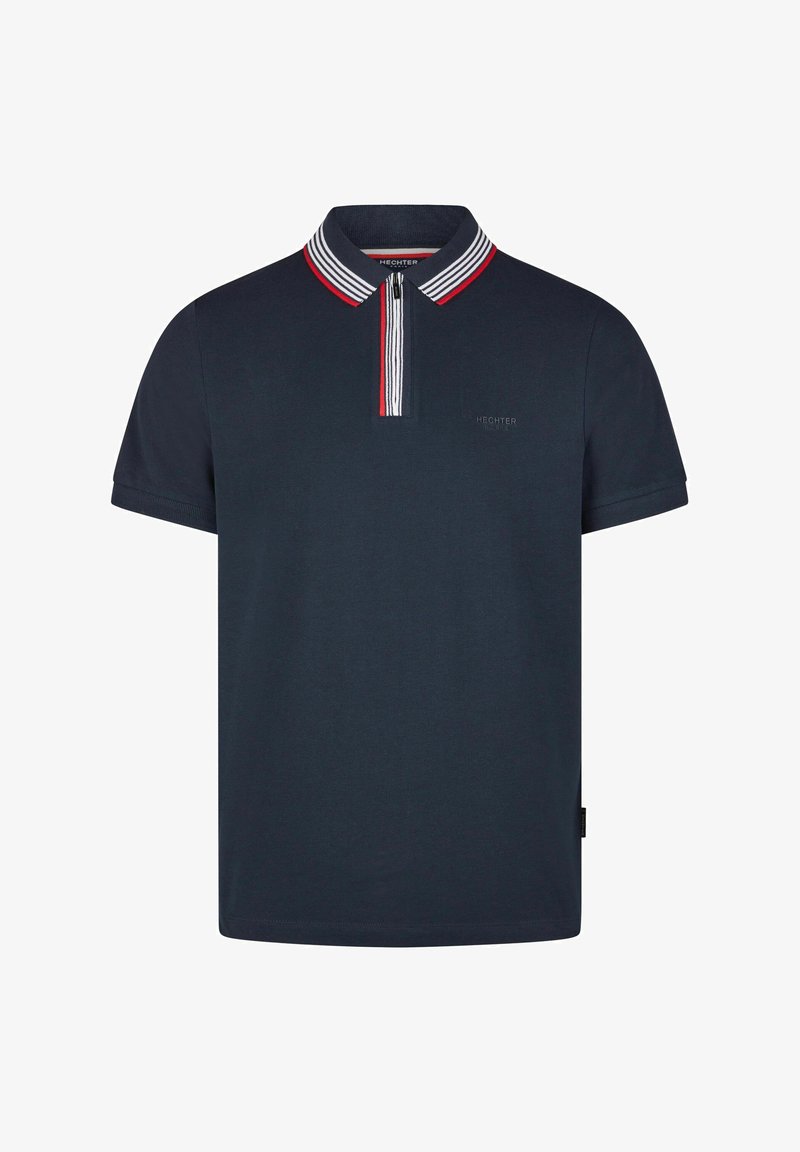 Polo shirt marine en coton, doté d'un col rayé rouge, blanc et bleu, avec une patte de boutonnage à deux boutons et un détail de logo subtil.
