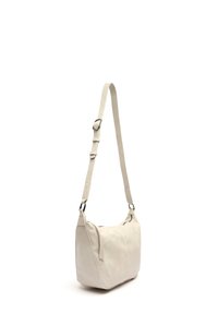 Borsa a spalla in pelle crema con una texture liscia, forma curva, tracolla regolabile e dettagli in metallo argentato. Design compatto e minimale.