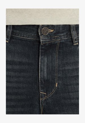 Dunkelblaue Jeans aus Denim mit glatter Textur, versehen mit kontrastierendem beigem Nähen und einem Metallknopfverschluss an der Taille.
