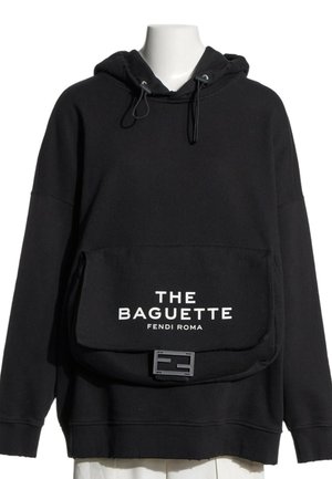 Czarna bluza z kapturem z przymocowaną czarną torebką z napisem „The Baguette Fendi Roma” oraz ozdobną czarną klamrą z przodu.