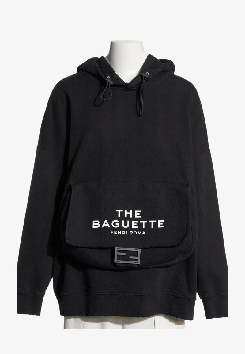Sweat à capuche noir avec une pochette noire attachée portant l’étiquette « The Baguette Fendi Roma » et une fermeture décorative noire à l’avant.
