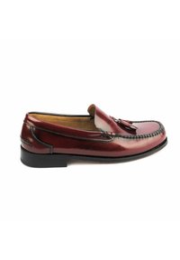 Mocasin de piel burdeos con un acabado suave, borlas decorativas en la parte superior y un ribete cosido. Suela de goma negra, diseño de fácil colocación.