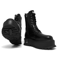 Μαύρα μποτάκια με κορδόνια μέχρι τον αστράγαλό, με χοντρή πατούσα, πλευρικό φερμουάρ και υφή από καουτσούκ. Διαθέτουν μεταλλικές λεπτομέρειες και λεία επιφάνεια.