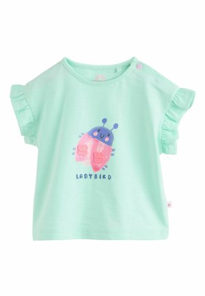Miętowo zielony t-shirt z krótkimi falbanianymi rękawami, z grafiką biedronki w różowym i niebieskim kolorze oraz napisem „LADYBIRD” poniżej.