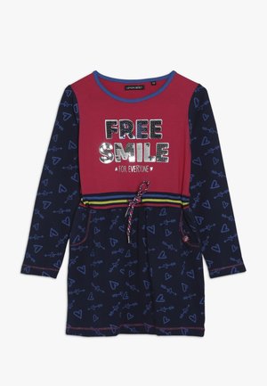 Langærmet kjole med marineblå hjerteprint, rød topsektion, paillettekst ""FREE SMILE FOR EVERYONE"" og stribet bælte i taljen.