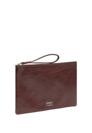 Cartera marrón de piel para llevar en la muñeca con cierre de cremallera y correa para la muñeca, con el logo plateado "Bimba y Lola" en el frente.