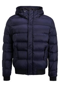 Granatowa pikowana zimowa kurtka z kapturem, przedni zamek przykryty plisą na guziki, ściągacze na mankietach i u dołu oraz dwie boczne kieszenie.