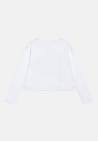 Weißes, langärmliges Cropped-Top aus weichem Baumwollstoff. Es hat einen Rundhalsausschnitt und ein schlichtes Design ohne zusätzliche Muster oder Akzente.