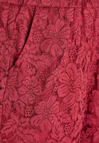 Tissu en dentelle de couleur rouge profond avec des motifs floraux. Présente des détails complexes et une texture douce avec un léger éclat.