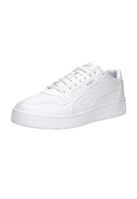 Zapatilla deportiva blanca con material superior sintético, diseño de cordones, cuello acolchado y suela de goma texturizada con sutiles acentos de marca.