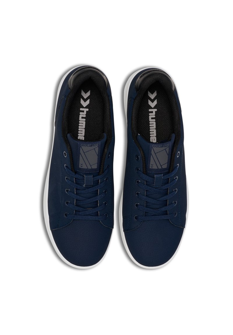 Zapatillas de deporte azul marino con una textura suave, suelas de goma blanca, punta redonda y cordones a juego. Logotipo en la lengua en gris y cuello acolchado.