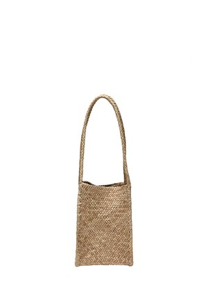Sac cabas rectangulaire en paille tissée avec une longue poignée tressée, fibres naturelles marron clair et ouverture sur le dessus.