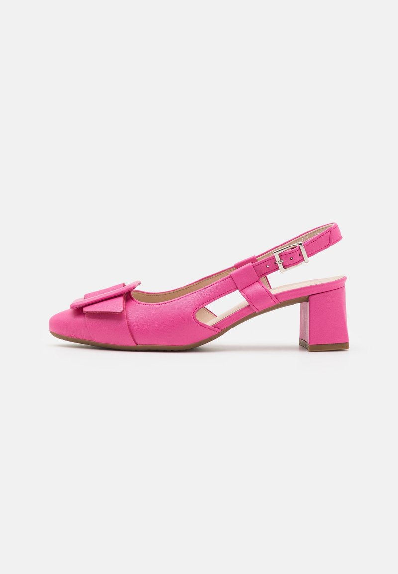 Chaussure slingback en cuir rose avec talon bloc, bride à boucle, et grand nœud devant, vue de côté sur fond blanc.