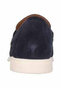 Donkerblauwe suede instapschoenen met een witte rubberen zool, afgewerkt met een bruin leren interieur en een textuurstikseldetail aan de zijkant.