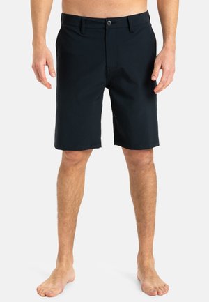 Pantalones cortos negros de tejido suave, con un ajuste clásico, bolsillos frontales y una cremallera con botón para un ajuste seguro.