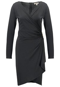 Robe portefeuille noire à manches longues avec col en V, détail froncé sur le côté, ourlet asymétrique et fermeture éclair au dos.