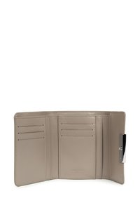 Portafoglio tri-fold in pelle beige con sei slot per carte e una fibbia argento sul lato destro, mostrato aperto su uno sfondo bianco.