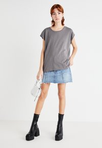 Noisy May NMMATHILDE LOOSE LONG - T-shirts - charcoal gray