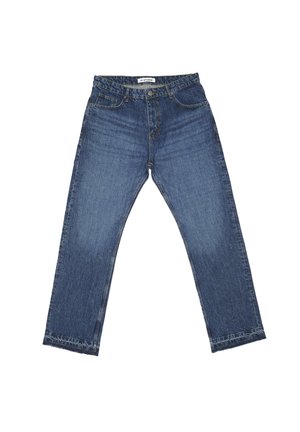 Jeans blu a gamba dritta in denim con chiusura a bottone, tasche frontali e etichetta bianca del marchio in vita.