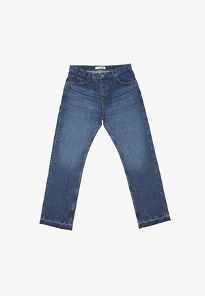 Jeans blu a gamba dritta in denim con chiusura a bottone, tasche frontali e etichetta bianca del marchio in vita.