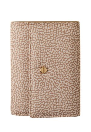Portefeuille beige texturé avec un motif clair à taches, doté d'un fermoir à pression doré et de bords cousus. Forme rectangulaire compacte.