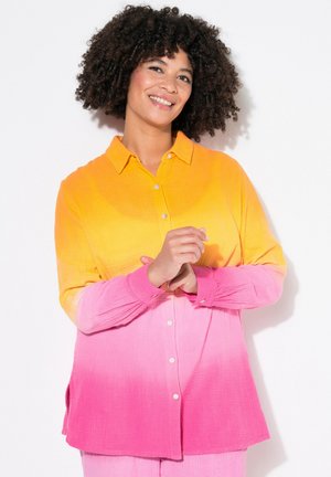 Mønstret skjorte med knapper i flere farver med en gradient fra gul til pink; lavet af tekstureret stof, med krave og lange ærmer.