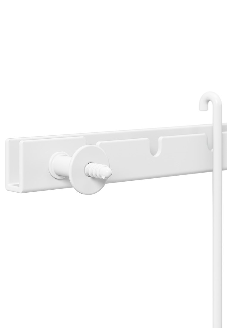 Weiße wandmontierte Hakenleiste aus Kunststoff mit einem runden Knopf und einer Schraube. Sie hat mehrere Schlitze für Haken und einen auffälligen Haken auf einer Seite.