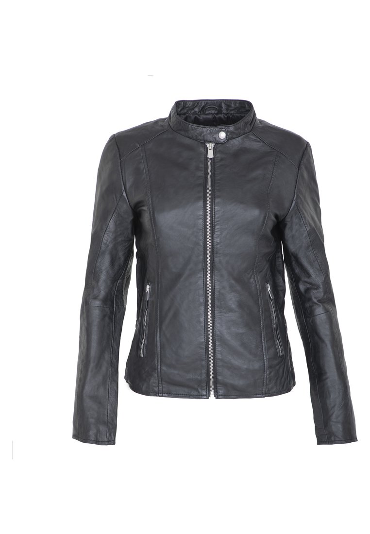 Giacca in pelle nera con chiusura zip frontale, colletto rialzato, due tasche laterali con zip e una finitura liscia e texture. Presenta dettagli cuciti.