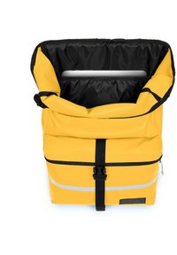 Mochila amarilla con tapa enrollable, hecha de material impermeable, con un interior negro, cierre de hebilla y acentos reflectantes para mayor visibilidad.