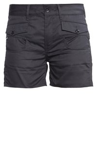 Czarne szorty wykonane z lekkiego materiału, wyposażone w dwie przednie kieszenie, zapięcie na guzik oraz szlufki na pasek, o gładkiej fakturze i dopasowanym kroju.