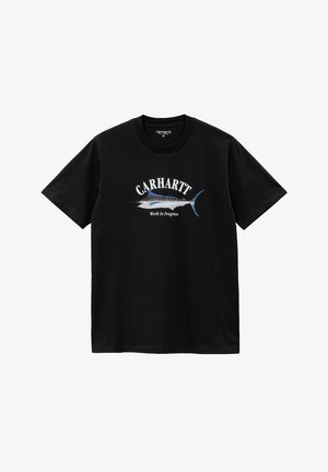 Schwarzes Baumwoll-T-Shirt mit weißem "CARHARTT"-Logo und einer Grafik eines blauen Marlins, darunter der Schriftzug "Work In Progress".