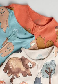 Drei langärmlige Baby-Bodysuits aus weicher Baumwolle: hellblau mit Bärenmotiv, orange mit Waldtieren, cremefarben mit Bären- und Baum-Motiven.