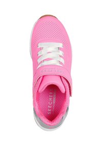 Zapatilla deportiva rosa hecha de material sintético, con una superficie texturizada, cordones blancos y una correa de velcro. Incluye una plantilla acolchada.