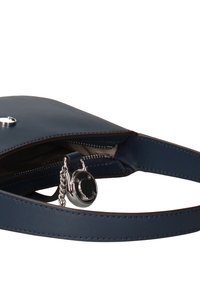 Marineblauwe leren handtas met een ritssluiting, zilverkleurige hardware en een afneembare kettingaccent. Heeft een gladde textuur en strakke lijnen.