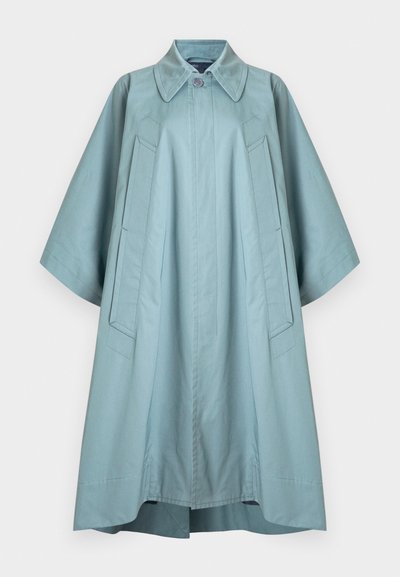 Világoskék, oversized kabát nagy gallérral, gombos záródással, két első zsebbel és rövid ujjú, sima anyagból készült.