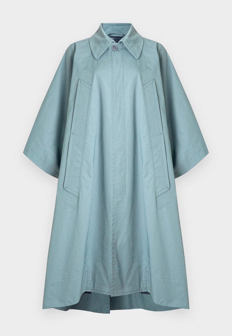 Manteau surdimensionné bleu clair avec un grand col, fermeture par boutons, deux poches avant et manches courtes, confectionné dans un tissu lisse.