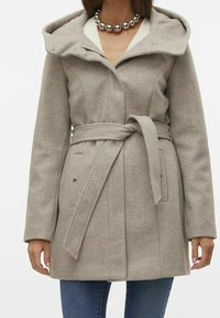 Vaaleanharmaa hupputakki, jossa vyötäröllä vyö, kaksi sivutaskua ja napitettu yksityiskohta. Valmistettu pehmeästä kankaasta, jossa sileä pinta.