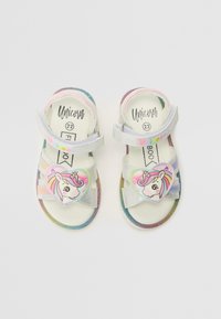 Glitzernde Kinder-Sandalen mit einem Einhorn-Motiv, verstellbaren Riemen und einer mehrfarbigen Regenbogen-Sohle. Größe 22.