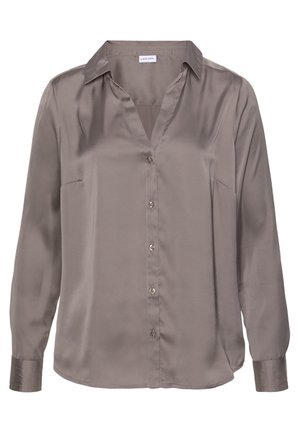 Blusa de satén taupe de manga larga con botones en el delantero, cuello y puños, con un ajuste ligeramente holgado y una textura lisa y brillante.