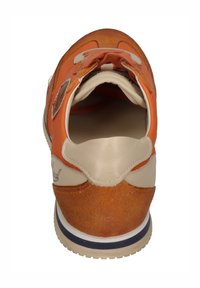 Orangefarbener und beigefarbener Sneaker mit Obermaterial aus Wildleder und Leder, mit abgerundeter Zehenpartie, Schnürverschluss und strukturierten Akzenten an der Ferse.