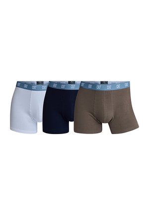Trois paires de boxers pour hommes en blanc, bleu marine et marron avec des ceintures élastiques bleu clair marquées « CR7 ».