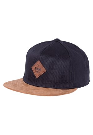 Schwarze Snapback-Cap mit braunem Wildleder-Flachschirm und einem braunen, diamantförmigen Aufnäher vorne mit dem Schriftzug "DJINNS."